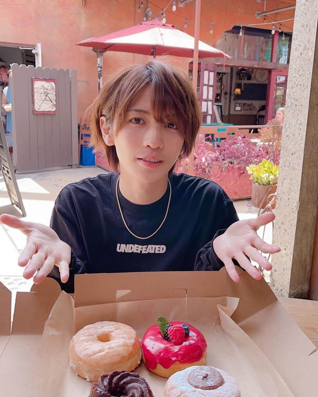 岩橋玄樹のインスタグラム：「笑顔でいれば、幸せは近づいてくると思う！！ だから辛い時こそ笑おう！！  Smiling makes us happy ! !  #いわちとデートなうに使っていいよ  #少し太った #ドーナツ」