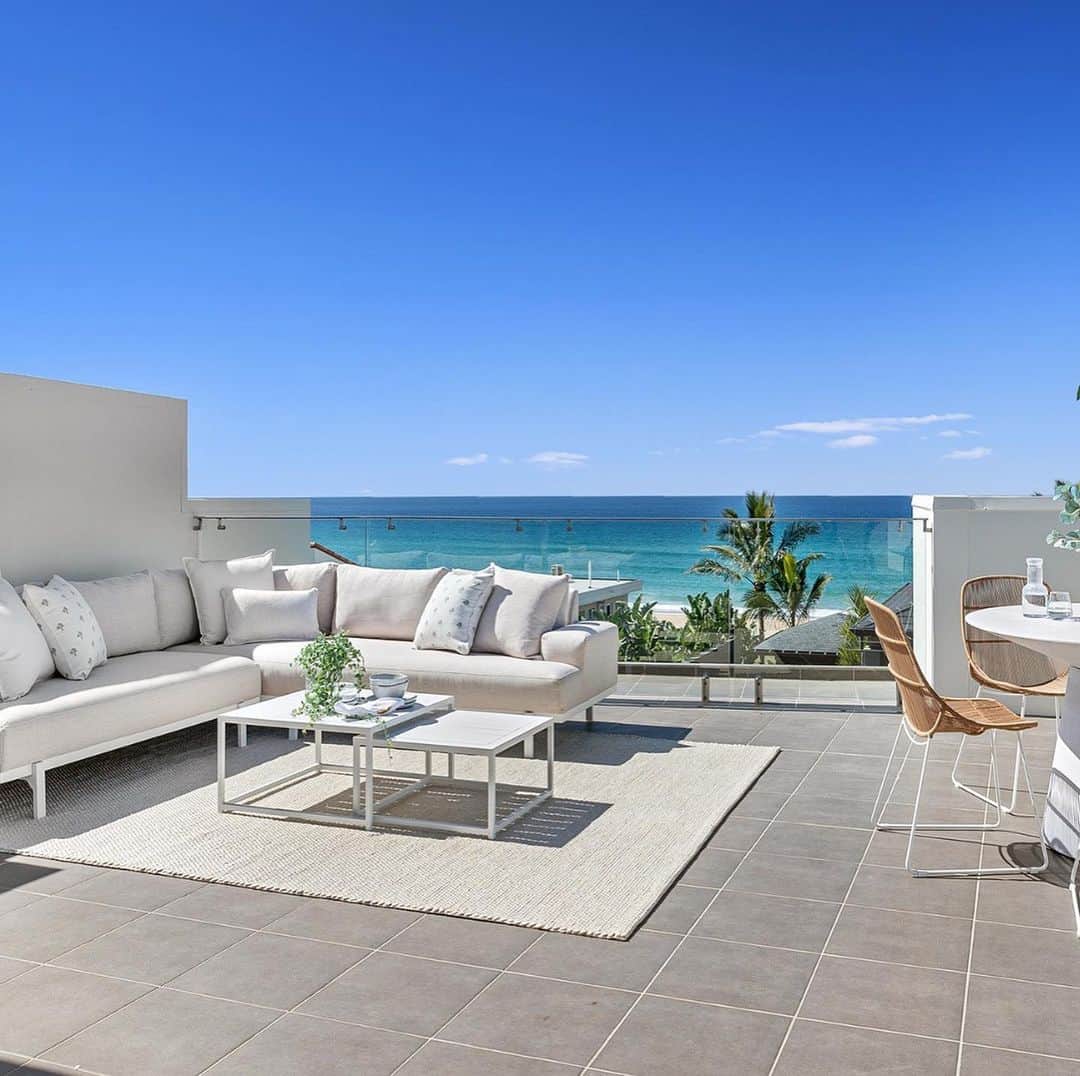 グラント・ハケットのインスタグラム：「Due to our growing family we are selling our little Gold Coast AUS getaway. Please contact @troydowker @kollosche_ on 0409057087 if you’re interested. You can find the listing in my bio link. A big shout out to Tracey @bungalow_home for making our beach house look so spectacular #selling #GC #relax #lifestyle #getaway #wewillmissthisplace 😥」
