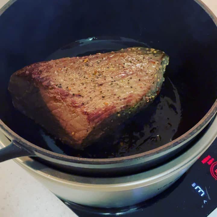 山口もえのインスタグラム：「・  せっかくのGW… お友達のインスタ見てたら作りたくなって ローストビーフ🥩作ってみました😊 バーミキュラでとても簡単に柔らかくできました💕 ソースは改良の余地ありだったけど💦笑  今夜はスーパーで見つけた菖蒲湯に入ります♡ 皆も入ったかな❓😊  #GW#おうち時間 #こどもの日#菖蒲湯 #そのままじゃなくて #洗濯ネットに入れると #痛くないよ♡#😊 #138円#コスパ最高」
