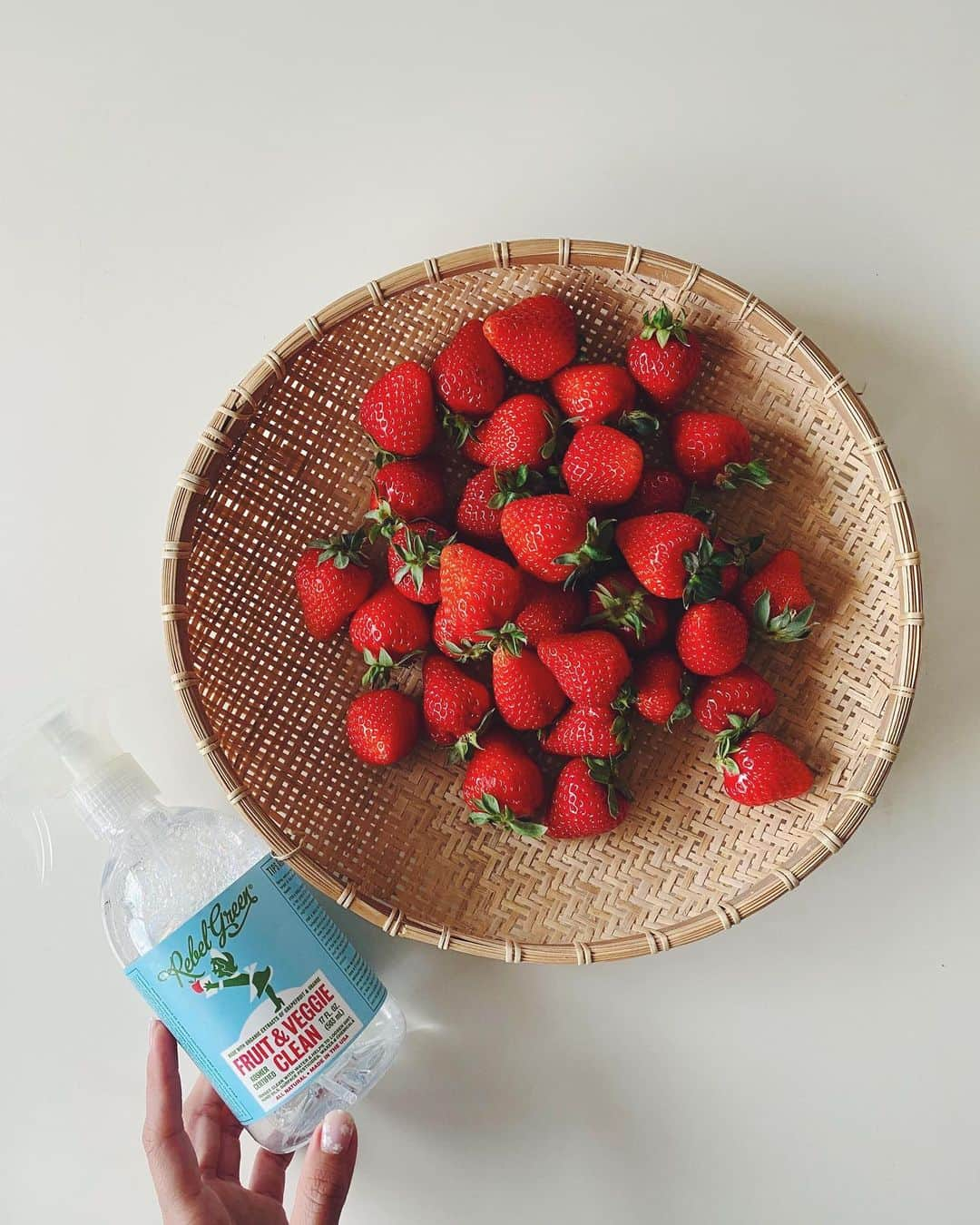 Risako Yamamotoさんのインスタグラム写真 - (Risako YamamotoInstagram)「Homemade Strawberry Syrup🍓🍓🍓  白砂糖は使わず、きび砂糖で漬けました🍓 きび砂糖なのでシロップは少し濁るそうですが、私は気にならない♡  いちごは農薬がたくさんかかってるそうなので、いつものクリーナーで洗ってからしっかり水分拭いて、お砂糖まぶしました！  🍓材料 いちご　400g きび砂糖 200g  📝作り方 ヘタを取って、縦半分に切った苺をボウルの中でお砂糖がまんべんなく付くように混ぜる。  煮沸しておいたジャーに入れる。  #wacchiskitchen #strawberrysyrup #いちごシロップ #イチゴシロップ #slohasholic #白砂糖不使用 #rebelgreen」5月2日 18時18分 - risako_yamamoto