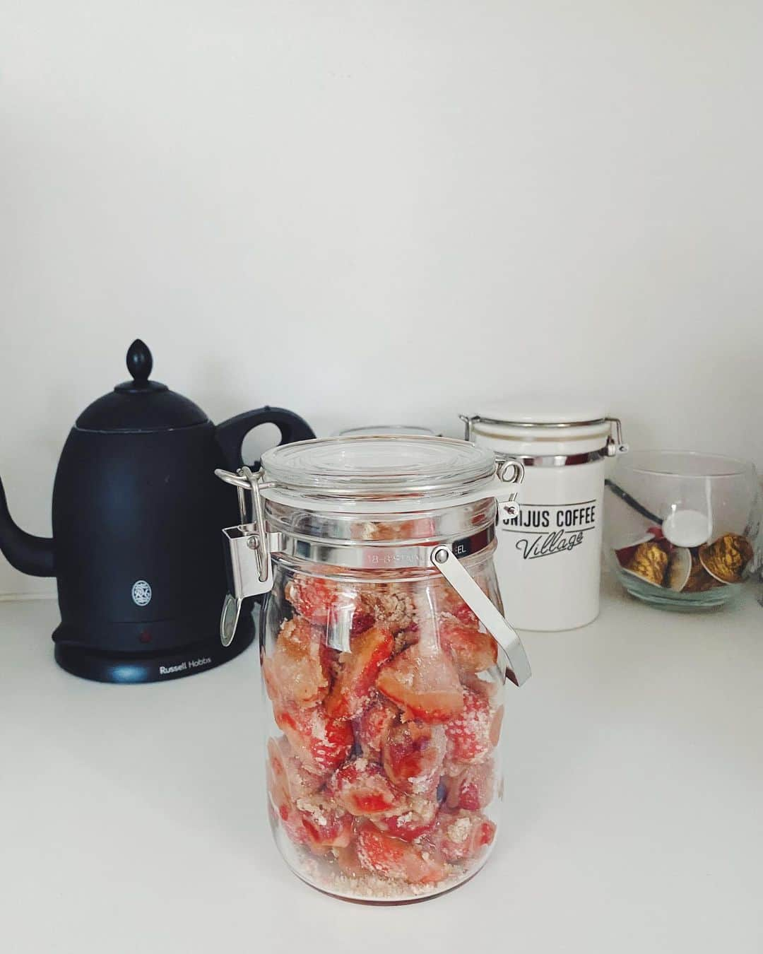 Risako Yamamotoさんのインスタグラム写真 - (Risako YamamotoInstagram)「Homemade Strawberry Syrup🍓🍓🍓  白砂糖は使わず、きび砂糖で漬けました🍓 きび砂糖なのでシロップは少し濁るそうですが、私は気にならない♡  いちごは農薬がたくさんかかってるそうなので、いつものクリーナーで洗ってからしっかり水分拭いて、お砂糖まぶしました！  🍓材料 いちご　400g きび砂糖 200g  📝作り方 ヘタを取って、縦半分に切った苺をボウルの中でお砂糖がまんべんなく付くように混ぜる。  煮沸しておいたジャーに入れる。  #wacchiskitchen #strawberrysyrup #いちごシロップ #イチゴシロップ #slohasholic #白砂糖不使用 #rebelgreen」5月2日 18時18分 - risako_yamamoto