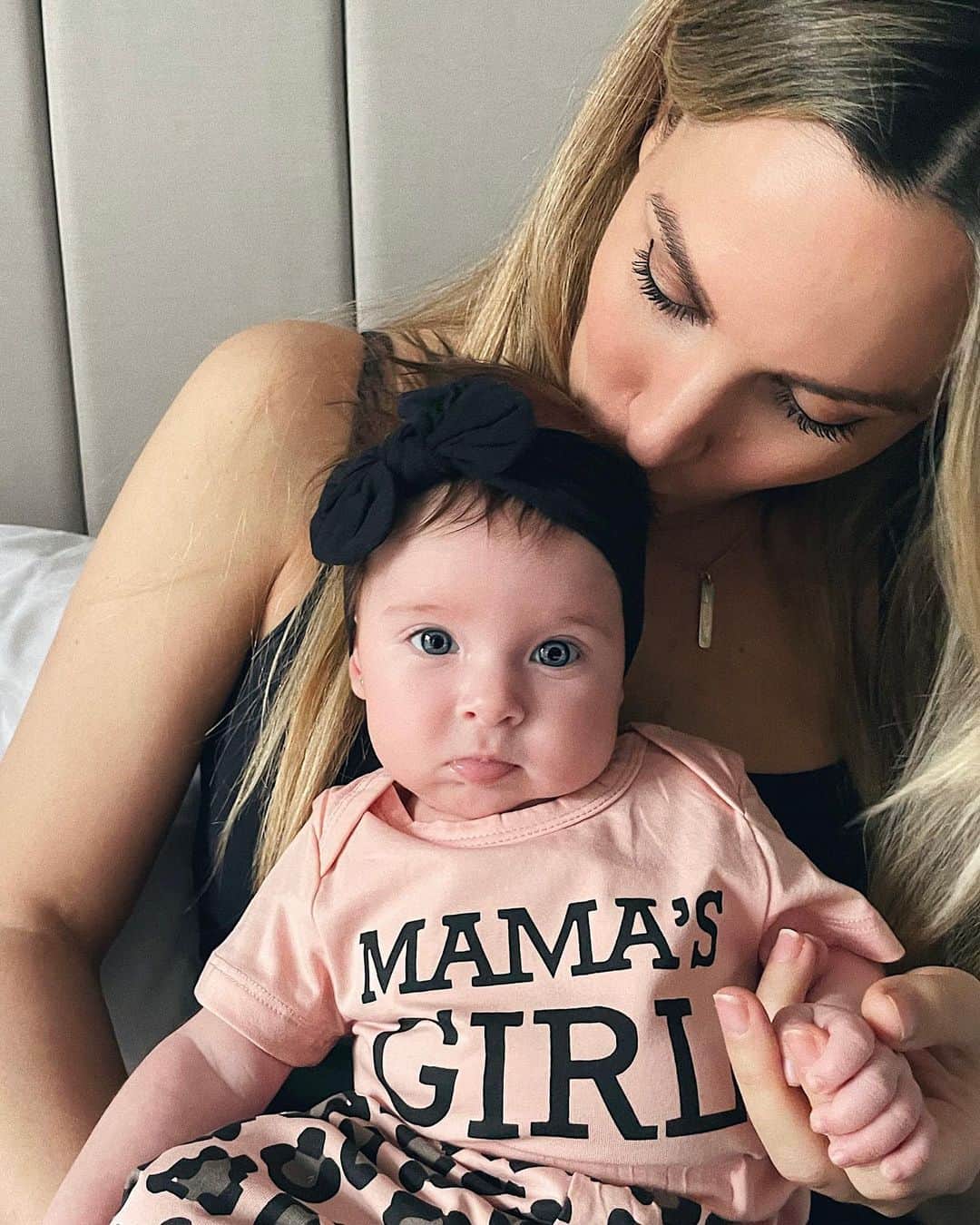 エドゥルネのインスタグラム：「Mi pequeña Yanay, hace casi 2 meses que llegaste a mi vida para revolucionarla!! Gracias por hacerme tan feliz, gracias por hacerme mamá bebita mía!!💕   #MiPrimerDiaDeLaMadre #Yanay #MiBebita #Babydurne #Muymuyfeliz」