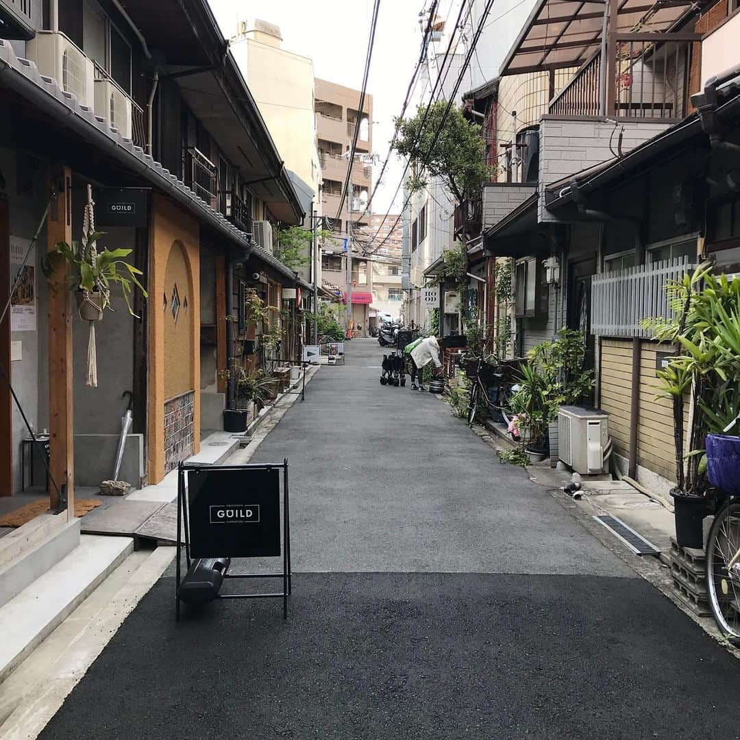 南青山LIFEStyleのインスタグラム：「市内中心部に、素敵なお店が並ぶ通りが・・・。  ショップだったり、ホテルだったり、ギャラリーなんかもあって。。。 何ともホッとして、刺激も受ける事が出来る場所  Area* osaka-shi  kita-ku Shop* キタの北ナガヤ  #こだわりshop#cafe#foodも#リノベーション#長屋#空き家活用#散歩途中の#癒し空間#目的をもって#大人暮らし#大阪glam#隠れ家的#路地裏通り」