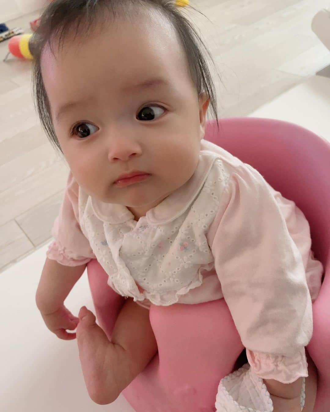 アレクサンダーのインスタグラム：「バンボ買ってきた❤️ そー言えばカゲトラ生後半年くらいの時 脚が🦵太くて入らなかったな、笑 #赤ちゃん #女の子」