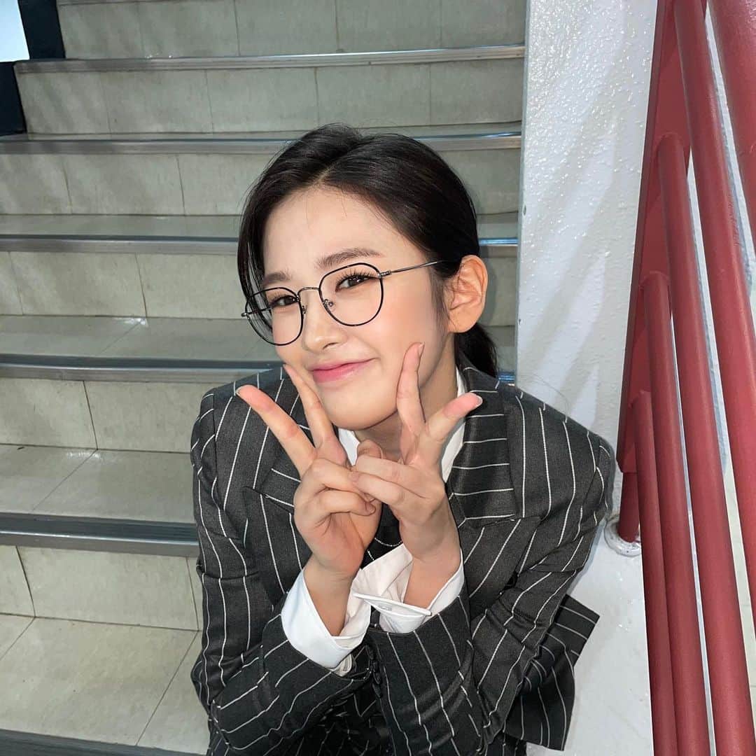 のインスタグラム：「[#안유진] 210502 #SBS #인기가요 완료 💕  MC 유진이와 함께할 수 있어서 더욱 즐겁고 행복한 일요일 ❤️ 5월에도 매주 일요일엔 어디 가요?  다 같이 지니가요 🥰  #유진 #ユジン #anyujin」
