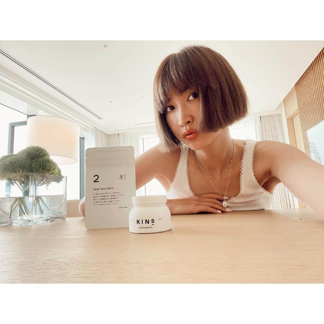 紗栄子さんのインスタグラム写真 - (紗栄子Instagram)「最近仲の良いお友達から聞いたり、よく目にしてとっても気になっていた菌ケア🌿  ついに私も @yourkins_official のKINS BOXで菌ケア始めました🧚🏻‍♀️✨  私が使ってみたKINS BOXは、 自分の肌にいる菌を知る「スキンテスト」、22種類の乳酸菌、酵母菌などを配合した「サプリメント」、一人ひとりの悩みに答えてくれるLINEの「菌コンシェルジュ」がセットになったサブスクリプションのサービスで、 私の結果はTYPE3の「腸内環境 デリケートタイプ」というものでした🌷(心当たり大あり😂👏🏻)  生活習慣のアドバイスなども教えてくれて、分からないことは菌コンシェルジュさんがLINEで親身に相談に乗ってくれます☺️🤲🏻  とっても面白いサービスなので菌ケアに興味ある方はぜひ試してみてね😉🌻 #KINS  #yourkins #菌ケア #菌活」5月2日 19時16分 - saekoofficial