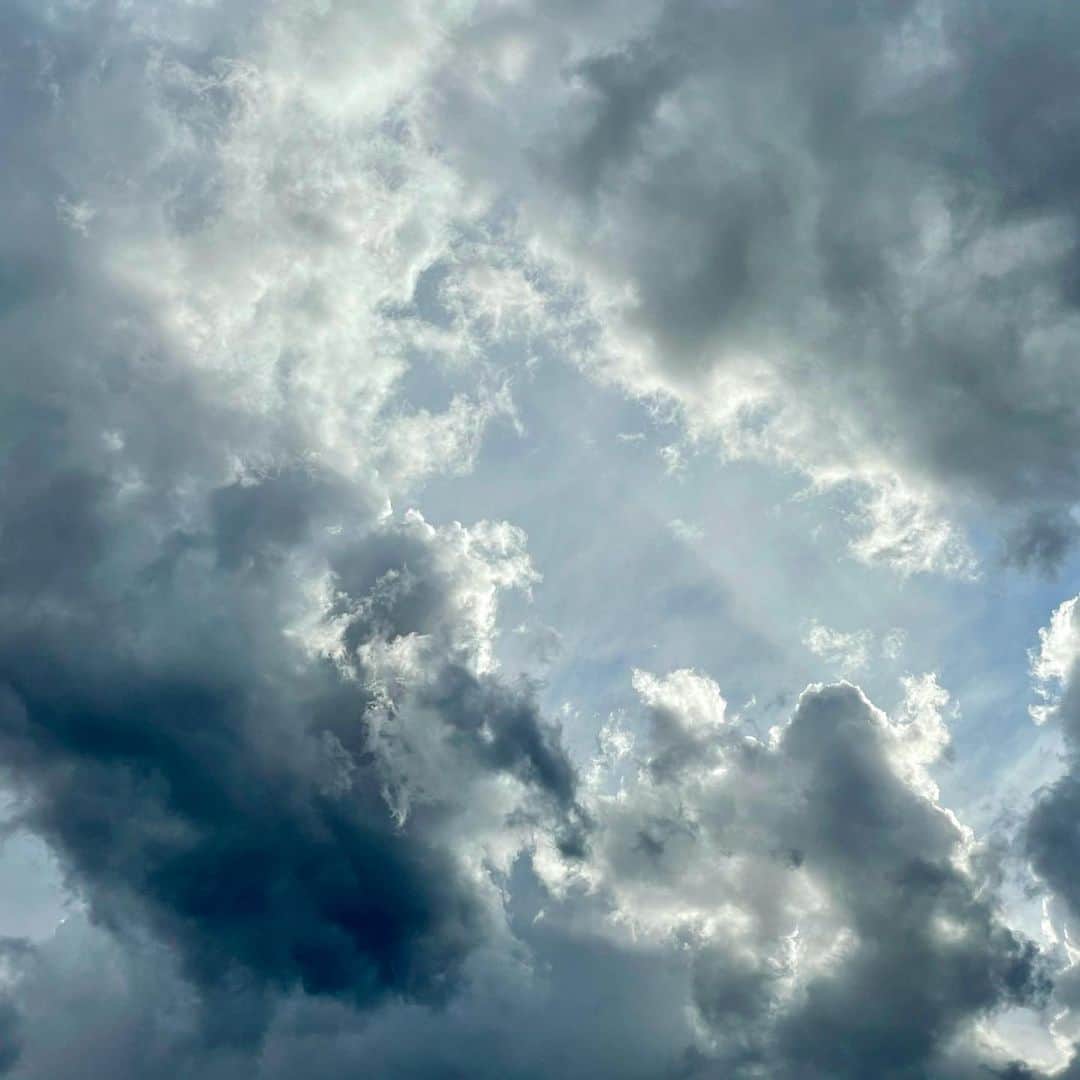 吉井明子さんのインスタグラム写真 - (吉井明子Instagram)「今日の空🌦  こんばんは✨ 昨夜は静岡県内で竜巻と見られる突風の大きな被害がありました。今日も上空の強い寒気の影響で、変わりやすい天気が続きましたね。  東京でも、青空と白い雲と黒い雲と…冷たい風とともに、刻一刻と空模様が移り変わっていました。  #東京の空 #今日の空と雲 #気象予報士 #気象キャスター #weatherforecaster #기상캐스터　#吉井明子」5月2日 19時31分 - akiko_yoshii_sunny_rain