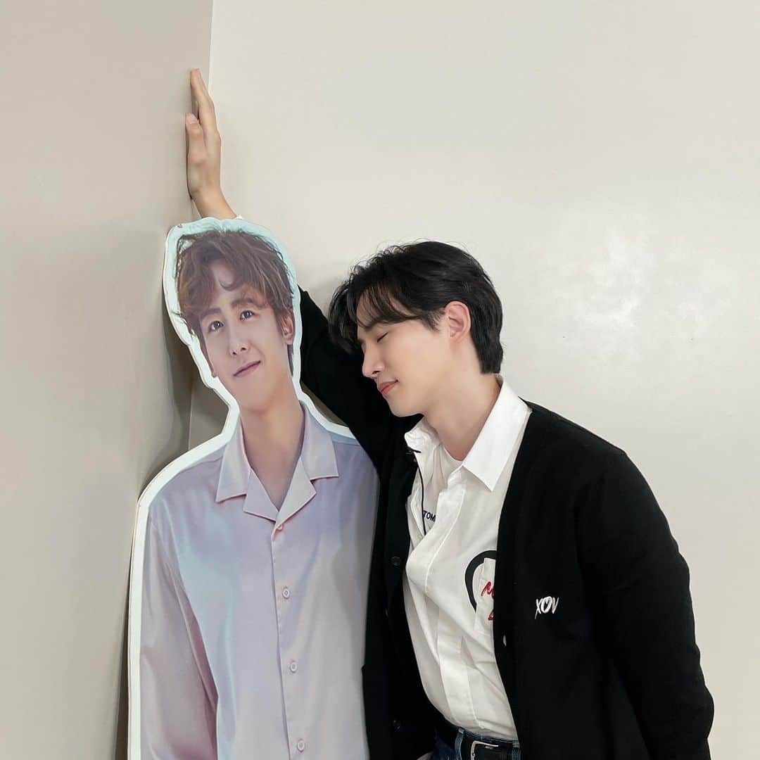 のインスタグラム：「핫티 그거 알죠!! 부끄럽다고 못한다고 하면서 다해주는 그게 귀여운 거🐧  #촬영끝나고도 #이런거진짜못하는데😭 #핫티를위해서했다는 #잊사님💛 #레투스타그램」