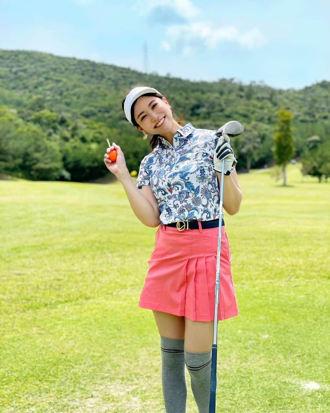 石井里奈さんのインスタグラム写真 - (石井里奈Instagram)「こんばんは✨ . 今夜は久々のゴルフ投稿⛳️🏌️‍♀️ 今年初ラウンドは、かねひで喜瀬カントリークラブで✨はじめての遠征ゴルフ🥺✨ . ヤンバルの森と綺麗な沖縄の海が一望できる最高なコースで、リフレッシュしながら楽しいゴルフができました🏌️‍♀️💗 . 沖縄らしい風の強さもありましたが、それもまた良くて午後スタートでスルーでゆっくり回れて楽しかったなぁ☺️🌸 . 今年はゴルフで120切りするのが目標❣️ 回る前に一回だけ打ちっぱなしで練習して行ったんだけど、なんとベストスコア更新✨120でした🧡 ただ一番よかったショットはなんと1番ホールのドライバー🙆‍♀️笑 ドラコン女王なりたいなぁ🥺✨笑 . ウェアはすべて @callawaygolf_japan ✨ 沖縄らしい夏の新作でコーデしました✌️ ゴルフウェアってコーデするの楽しいよね💗ペアコーデとかもいつかしてみたい🥺 . ウェアは @uuumgolf でもお邪魔したAkibaGolfStudioさんで購入しました✌️これからレッスンもここに毎週通って余裕で120越えられるようになりたいな！腰入れるのとかしっかり学びたいです！ . 今日まではお休みでしたが明日からは撮影📸頑張ってきます🙆‍♀️ . #りなまるゴルフ #かなひで喜瀬カントリークラブ #喜瀬カントリークラブ #沖縄ゴルフ #ゴルフ #ゴルフ女子 #golf #ゴルフスコア #ゴルフウェア #callaway #callawaygolf #キャロウェイ #キャロウェイアパレル #akibagolfstudio #ゴルフレッスン #ゴルフ練習 #沖縄旅行 #沖縄観光 #沖縄 #okinawa #ゴルフコーデ」5月2日 20時19分 - ri7tin1025