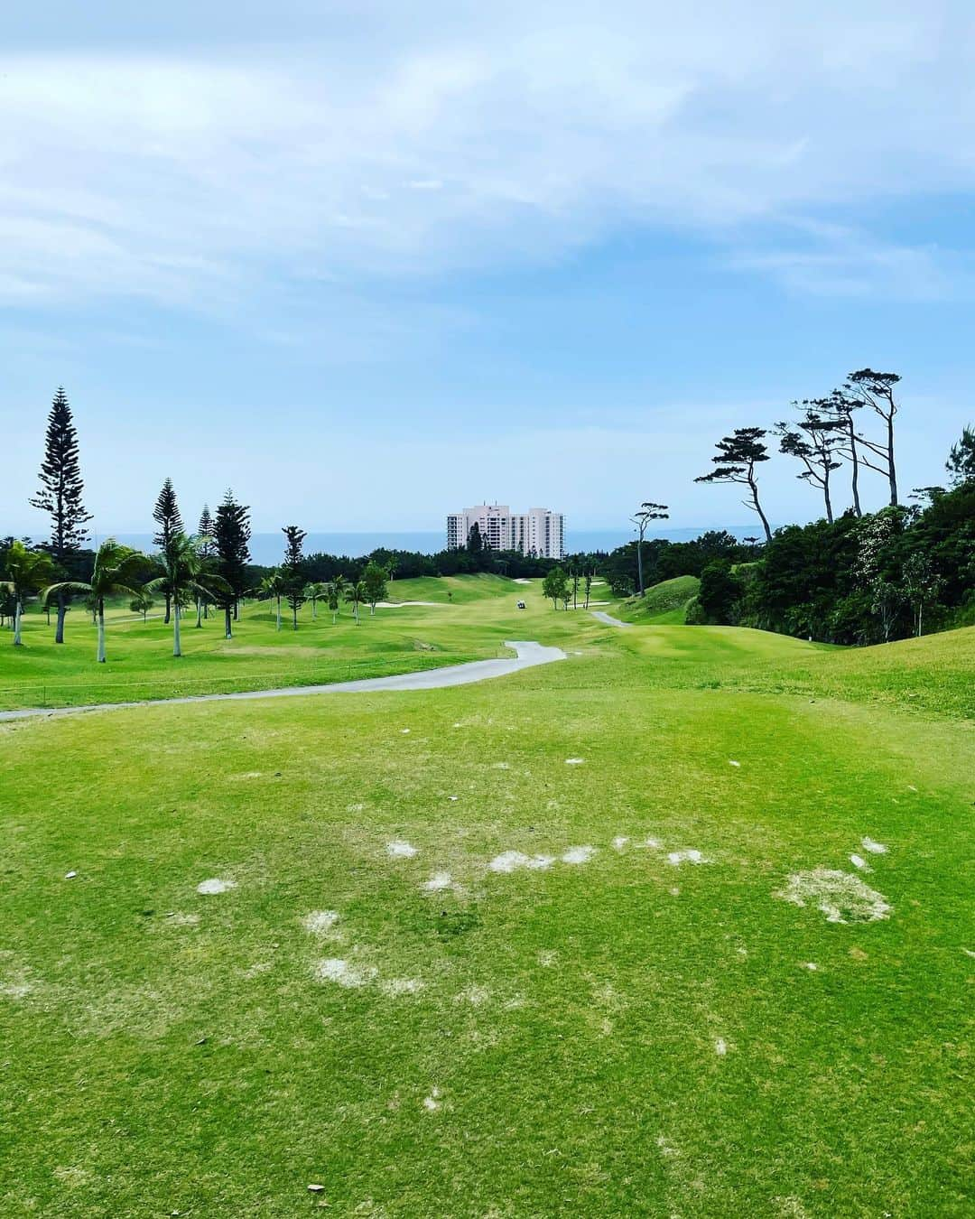 石井里奈さんのインスタグラム写真 - (石井里奈Instagram)「こんばんは✨ . 今夜は久々のゴルフ投稿⛳️🏌️‍♀️ 今年初ラウンドは、かねひで喜瀬カントリークラブで✨はじめての遠征ゴルフ🥺✨ . ヤンバルの森と綺麗な沖縄の海が一望できる最高なコースで、リフレッシュしながら楽しいゴルフができました🏌️‍♀️💗 . 沖縄らしい風の強さもありましたが、それもまた良くて午後スタートでスルーでゆっくり回れて楽しかったなぁ☺️🌸 . 今年はゴルフで120切りするのが目標❣️ 回る前に一回だけ打ちっぱなしで練習して行ったんだけど、なんとベストスコア更新✨120でした🧡 ただ一番よかったショットはなんと1番ホールのドライバー🙆‍♀️笑 ドラコン女王なりたいなぁ🥺✨笑 . ウェアはすべて @callawaygolf_japan ✨ 沖縄らしい夏の新作でコーデしました✌️ ゴルフウェアってコーデするの楽しいよね💗ペアコーデとかもいつかしてみたい🥺 . ウェアは @uuumgolf でもお邪魔したAkibaGolfStudioさんで購入しました✌️これからレッスンもここに毎週通って余裕で120越えられるようになりたいな！腰入れるのとかしっかり学びたいです！ . 今日まではお休みでしたが明日からは撮影📸頑張ってきます🙆‍♀️ . #りなまるゴルフ #かなひで喜瀬カントリークラブ #喜瀬カントリークラブ #沖縄ゴルフ #ゴルフ #ゴルフ女子 #golf #ゴルフスコア #ゴルフウェア #callaway #callawaygolf #キャロウェイ #キャロウェイアパレル #akibagolfstudio #ゴルフレッスン #ゴルフ練習 #沖縄旅行 #沖縄観光 #沖縄 #okinawa #ゴルフコーデ」5月2日 20時19分 - ri7tin1025