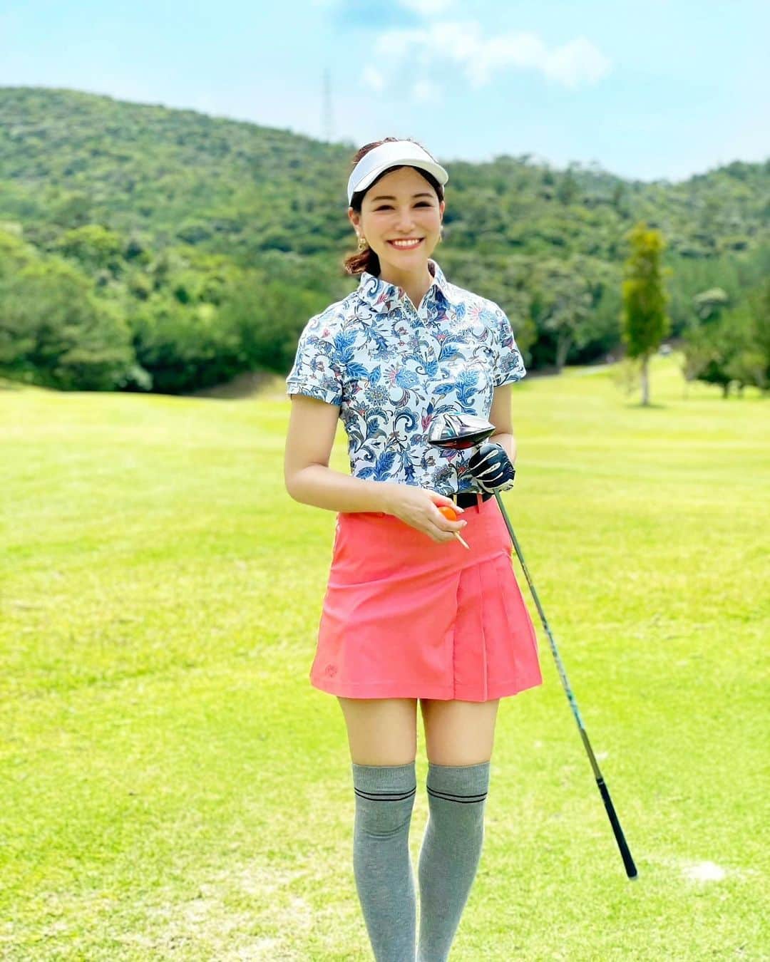 のインスタグラム：「こんばんは✨ . 今夜は久々のゴルフ投稿⛳️🏌️‍♀️ 今年初ラウンドは、かねひで喜瀬カントリークラブで✨はじめての遠征ゴルフ🥺✨ . ヤンバルの森と綺麗な沖縄の海が一望できる最高なコースで、リフレッシュしながら楽しいゴルフができました🏌️‍♀️💗 . 沖縄らしい風の強さもありましたが、それもまた良くて午後スタートでスルーでゆっくり回れて楽しかったなぁ☺️🌸 . 今年はゴルフで120切りするのが目標❣️ 回る前に一回だけ打ちっぱなしで練習して行ったんだけど、なんとベストスコア更新✨120でした🧡 ただ一番よかったショットはなんと1番ホールのドライバー🙆‍♀️笑 ドラコン女王なりたいなぁ🥺✨笑 . ウェアはすべて @callawaygolf_japan ✨ 沖縄らしい夏の新作でコーデしました✌️ ゴルフウェアってコーデするの楽しいよね💗ペアコーデとかもいつかしてみたい🥺 . ウェアは @uuumgolf でもお邪魔したAkibaGolfStudioさんで購入しました✌️これからレッスンもここに毎週通って余裕で120越えられるようになりたいな！腰入れるのとかしっかり学びたいです！ . 今日まではお休みでしたが明日からは撮影📸頑張ってきます🙆‍♀️ . #りなまるゴルフ #かなひで喜瀬カントリークラブ #喜瀬カントリークラブ #沖縄ゴルフ #ゴルフ #ゴルフ女子 #golf #ゴルフスコア #ゴルフウェア #callaway #callawaygolf #キャロウェイ #キャロウェイアパレル #akibagolfstudio #ゴルフレッスン #ゴルフ練習 #沖縄旅行 #沖縄観光 #沖縄 #okinawa #ゴルフコーデ」