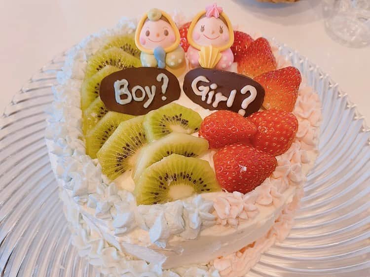 江原千鶴 エハラチヅル さんのインスタグラム写真 江原千鶴 エハラチヅル Instagram 子供たちに ジェンダーリビールケーキで性別発表をしました お腹の中の赤ちゃんは なんと男の子 うたくんと一緒にブーブーで遊べるね 妊娠7ヶ月 もうすぐ後期 5