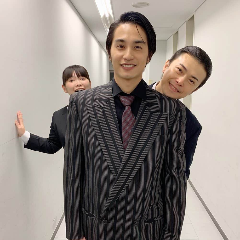 ネメシスさんのインスタグラム写真 - (ネメシスInstagram)「今夜もタカ＆ユージ＆薫 大活躍です👮‍♂️👮‍♂️👮‍♀️ 今日のお写真のセンターは ユージ🔫💥  不本意にもネメシスと手を組むのですが なかなかチームワークいいぞ😳 ってなります🤝 #嫌い嫌いも好きのうちってやつ  この前タカは撮影中に 「ユージーーーーー！」 って叫んでて、めちゃ愛を感じました😂❤️ #毎回アドリブも最高 #今後3人のアドリブが炸裂する回あります #公式も早くみたいです  まずは今夜の第4話😀 楽しみに待っててください☝️  #ネメシス #広瀬すず #櫻井翔 #江口洋介 #勝地涼 #中村蒼 #富田望生 #仲村トオル #真木よう子 #石黒賢 #山崎紘菜 #大島優子 #上田竜也 #橋本環奈 #奥平大兼 #三島あよな #入江悠」5月2日 20時21分 - nemesis_ntv_