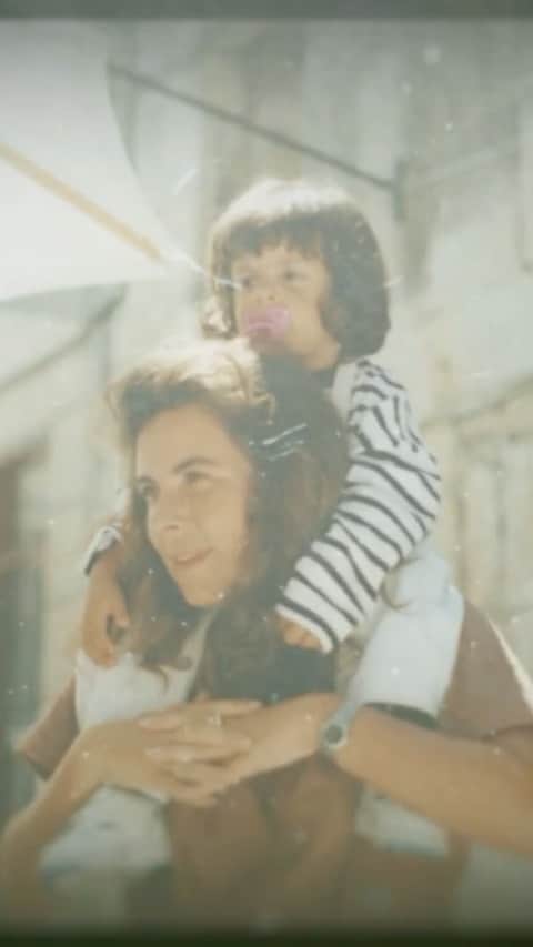のインスタグラム：「Rescatando este pequeño repor de 2019 para ilustrar lo que significa el apoyo incondicional de una madre... Aunque solo roce  la superficie de todo lo que hay detrás de ti... Gracias mamá por darme tu amor y las herramientas necesarias para convertirme en la persona que soy hoy en día♥️💃🏻 ...💬Sigo pensando que cuando me dicen lo mucho que nos parecemos es el mejor piropo que me pueden lanzar.  🎥 “Historias con alma” @ellasvalenoro @iberdrola」
