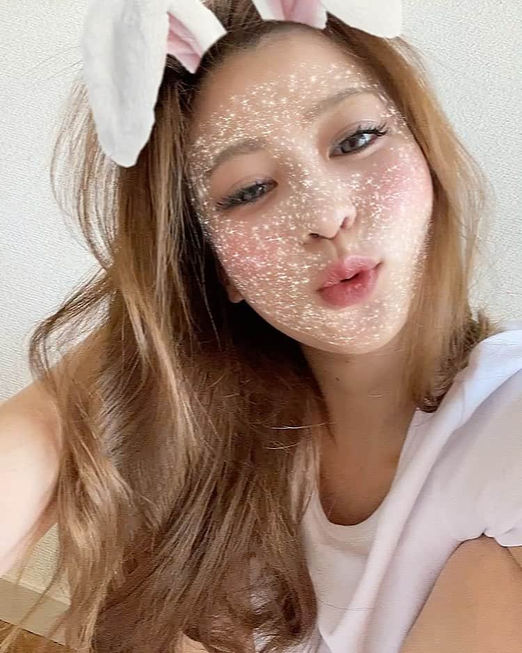 長谷川唯のインスタグラム：「・ ・ ウィンクが下手っぴな人😝💦今日もみんなで楽しい時間を共有して、一日を過ごしてるよん🧡  ・ ・ #happy #GW #ゴールデンウィークの過ごし方 #smile #love #me #today」