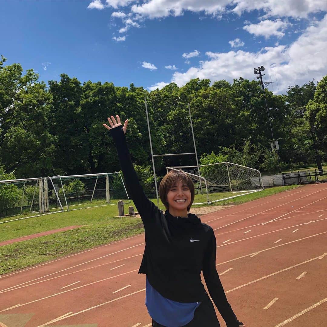 佐野千晃のインスタグラム：「良い天気に走るのはやっぱり良いなぁーーーーー🤤﻿ ﻿ 競技場だとなおあがる！！！！！﻿ ﻿ 笑﻿ ﻿ #run #running #marathon #フルマラソン #マラソン #マラソン女子 #人生自由自在 #走る女子 #ファッション #ウェア #楽しく走る #ランニング #ジョギング  #競技場」