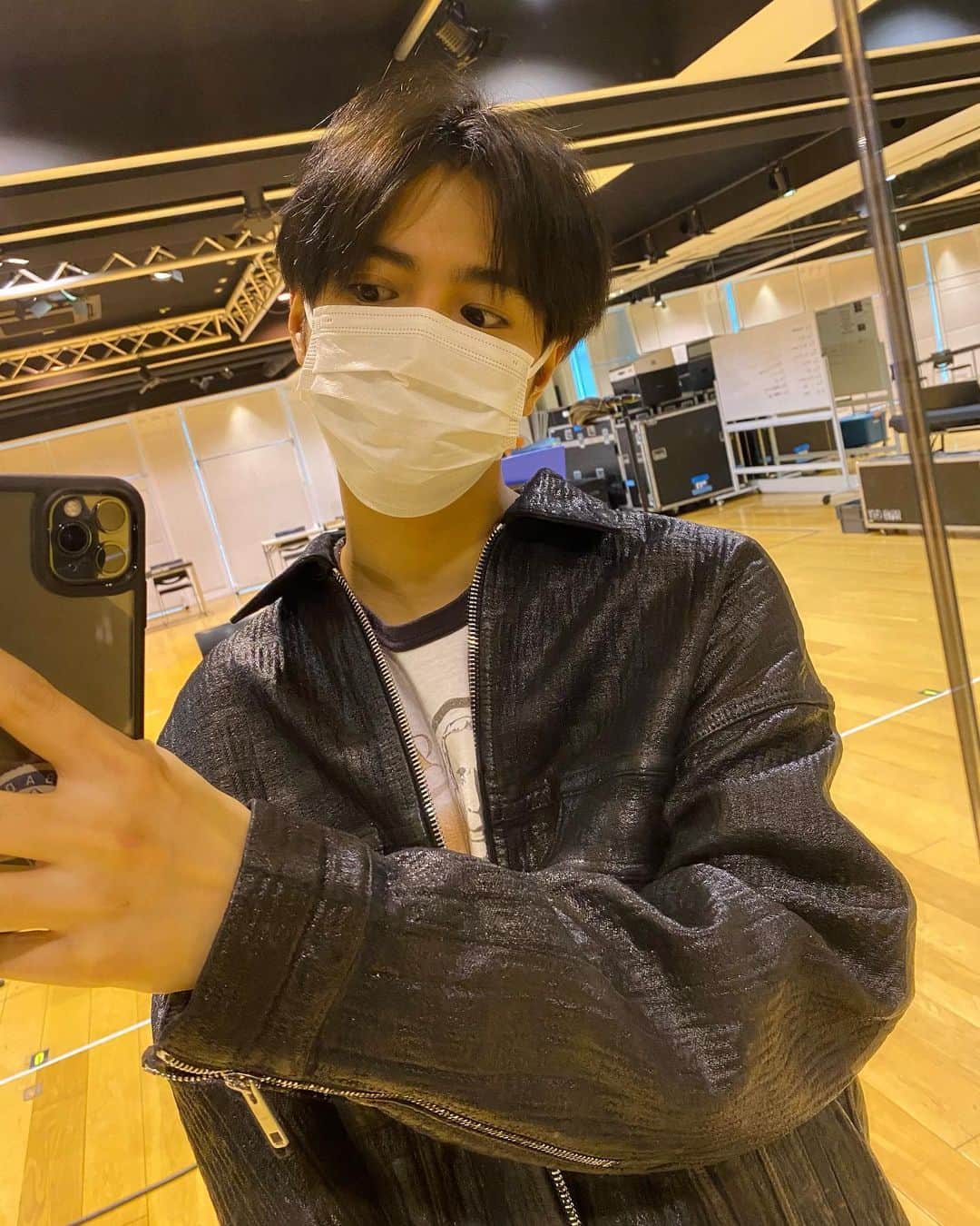 片寄涼太のインスタグラム：「My black hair 🤳✌️」
