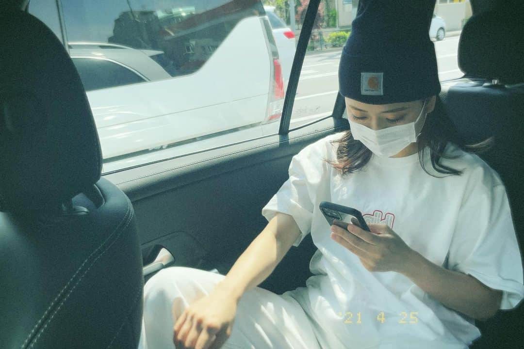 にこのインスタグラム：「高校生の時オカンに 「携帯地蔵」と言われていた  その名の通りずっと携帯をいじっているからだ  そんな私は大人になり youtube地蔵をやっている  #平成フラミンゴ」