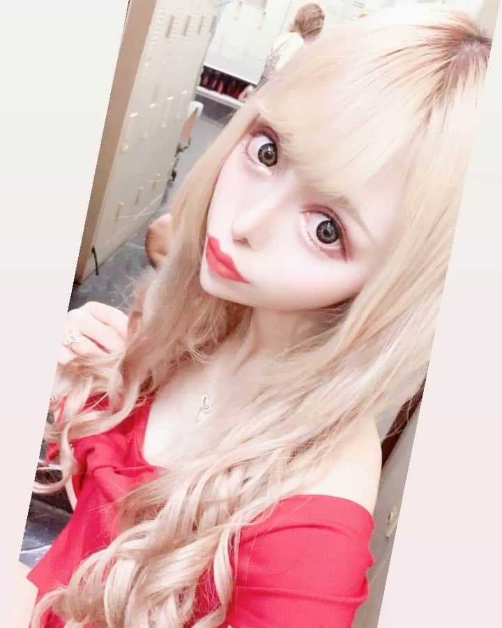 ねねーしゅのインスタグラム：「やっぱ私といえば金髪ロング？？？ (過去動画)  #歌舞伎町#キャバクラ#新宿#キャバ嬢#歌舞伎#キャバ#ホスト#BAR#サパー#コンカフェ＃ガルバ#金髪ロング」