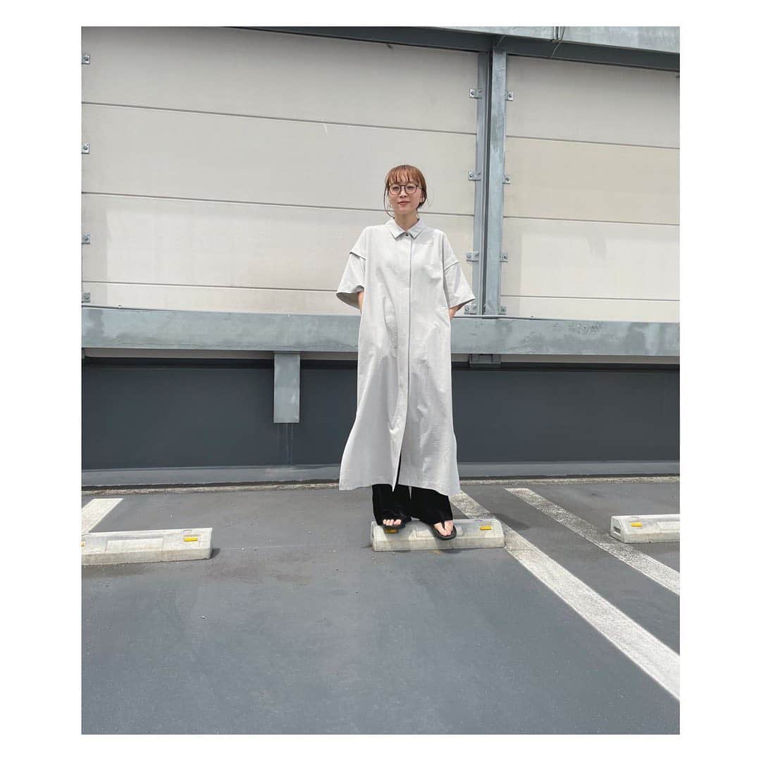 野尻美穂のインスタグラム：「突然の雨にも楽勝だぜ！ 優秀シャツワンピース！ 脇も開いてるしね🤗 ぜーんぶ眩しくて目つぶってる😑  みなさま、昨日は沢山のコメントやDMありがとうございました😭💞 発売までにまたインスタライブやキャンペーンもあるのでお楽しみに〜☺️  #wai_ships」