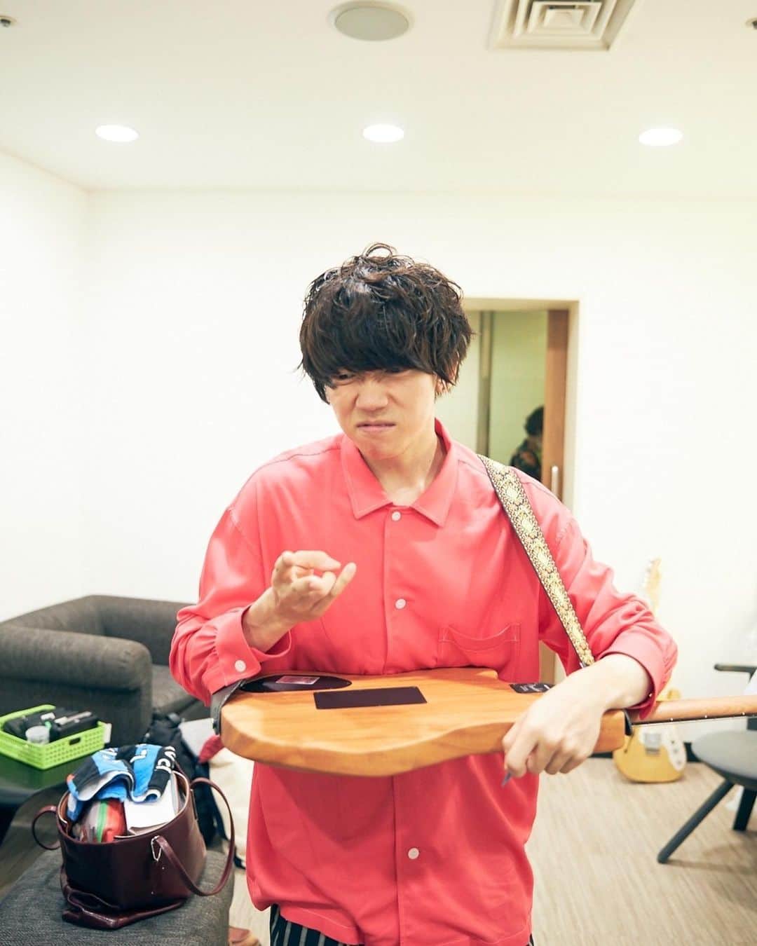 のインスタグラム：「ライブ前の準備運動中。  2021.05.01 『VIVA LA ROCK 2021』  昨日のステージが楽しすぎて今日も朝からずっとほわほわしています。  自分達のライブも楽しかったのですが、久しぶりに色々なアーティストのライブが観られて嬉しかったなあ。  曲単位ではなく、アーティスト単位で好きになるのはやっぱりライブなんだなと改めて感じました。  このご時世で色々と様変わりしていったとしても、ライブバンドとして胸を張ってやっていきたい。 し、そう思ってもらえるバンドでいたい。  明日は『JAPAN JAM 2021』です。 光栄なトリ。クゥゥゥ  （晴れ予報ですが夜は少し寒いかもしれないので、来てくださる方は羽織れるものがあったらブルブルしないはずです☺︎）  近くても、今は遠くても、 いつも本当にありがとうございます。 いってきます◎  Photo : 後藤壮太郎 @sotarogoto   #ビバラ #JJ2021 #sumika」