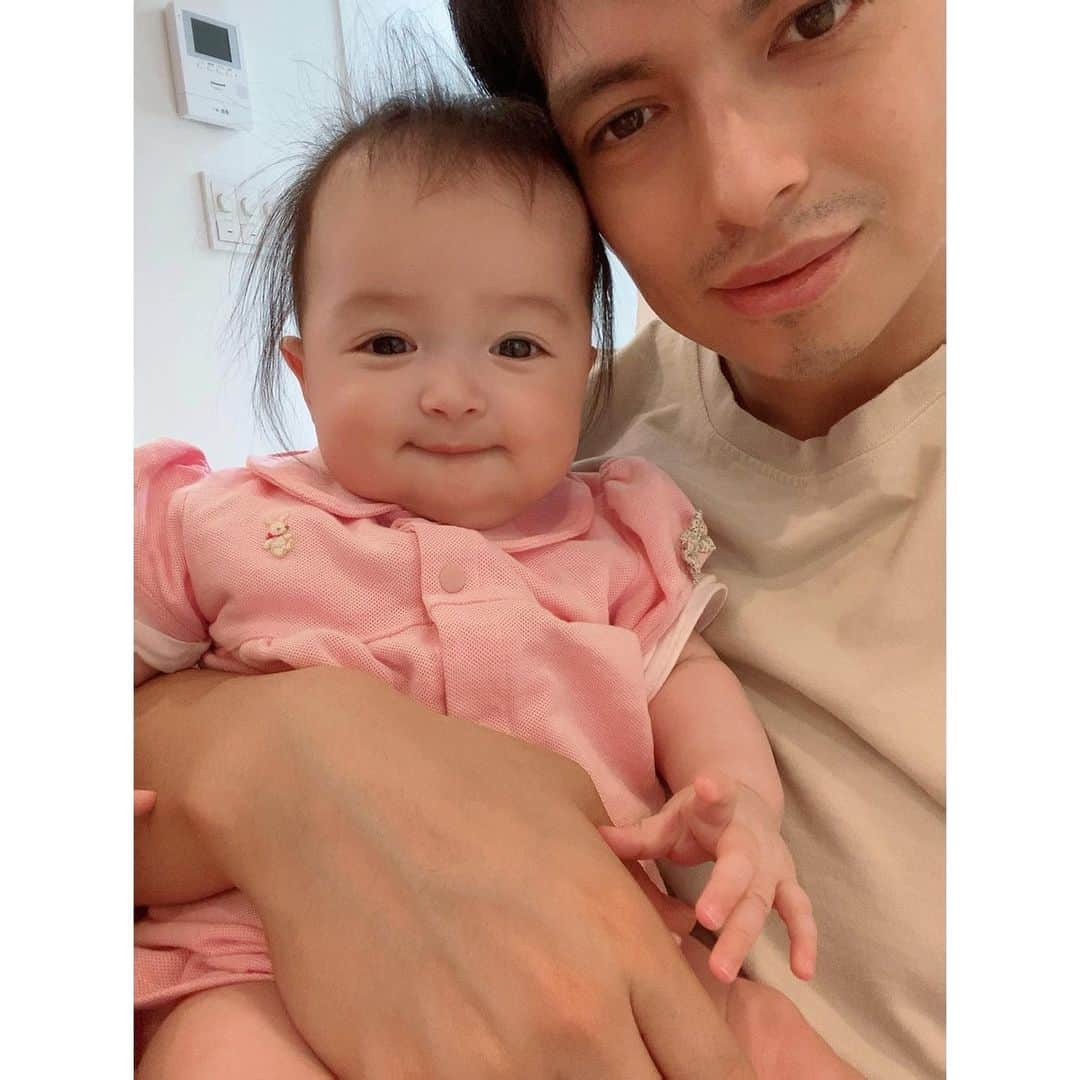 川崎希さんのインスタグラム写真 - (川崎希Instagram)「🤍  #べったり #6monthsold」5月2日 20時51分 - kawasakinozomi