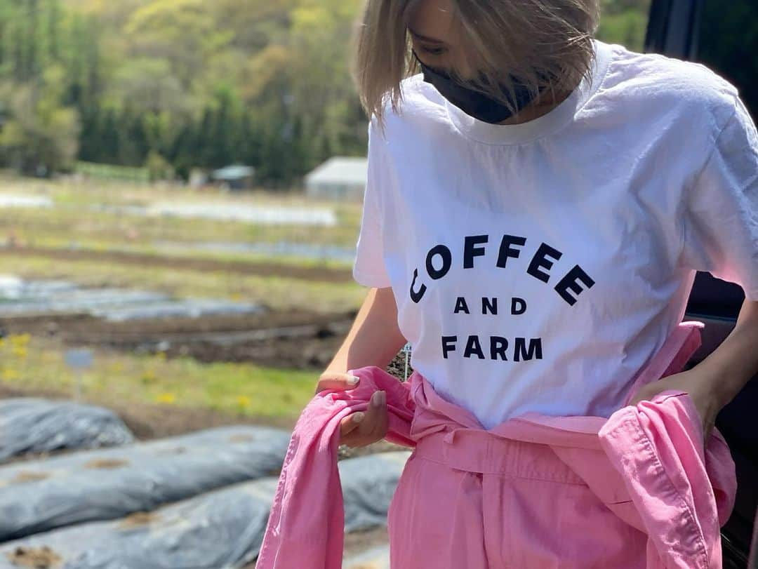 カナさんのインスタグラム写真 - (カナInstagram)「早朝から農作業 @coffeeandfarm 👩🏻‍🌾🌷 種を蒔いてからちょうど１週間 ちゃんと小さな芽が出てたよ🌱❤️ 今回は、順調に育つように寒さなどから守るための ビニールかけと🤲🏻お水をあげてきたよ🚿✨ 次行く時には、もう少し大きくなってるかな？☺️ すくすく成長してね🌽🥔 近くのチューリップ畑も富士山も とても綺麗に見える快晴でした🌈🗻 心と身体が喜ぶ時間、本当に幸せ…！🤍✨ ． #農業　#coffeeandfarm」5月2日 21時00分 - _kana627_