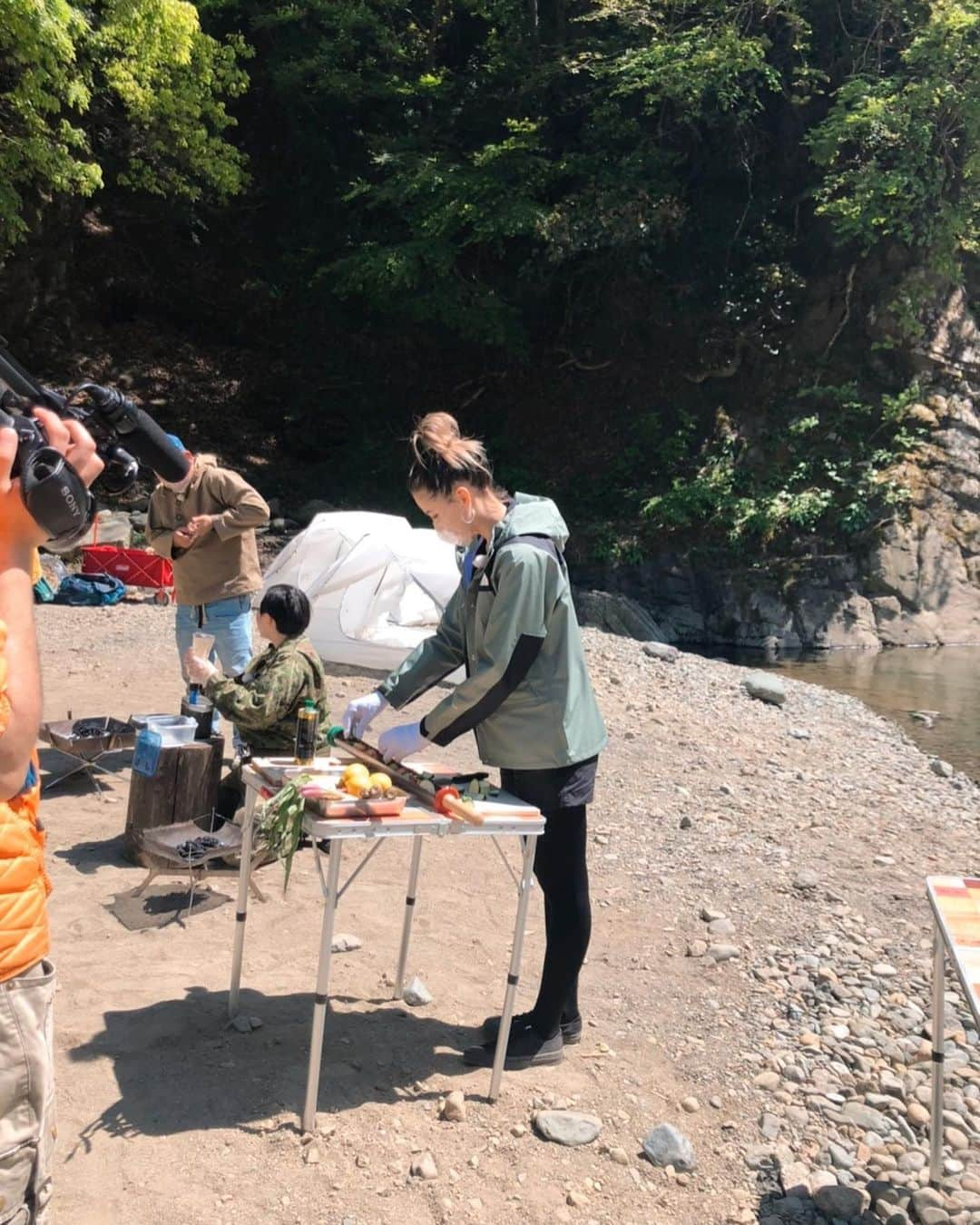 長谷川ジェニファーミラさんのインスタグラム写真 - (長谷川ジェニファーミラInstagram)「Basically my first time camping !! TBS やってみようよ、SDGs🌏 サンジャポのロケでサステナブルキャンプの時の🌱✨ キャンプは小学生以来なのでほぼ初心者...  でも楽しかった〜🌱 10代の時からの友人の近藤夏子アナとも☀︎  衣装は @thenorthfacejp 🤍 #サンジャポ　 #キャンプ」5月2日 21時05分 - jenmilaa