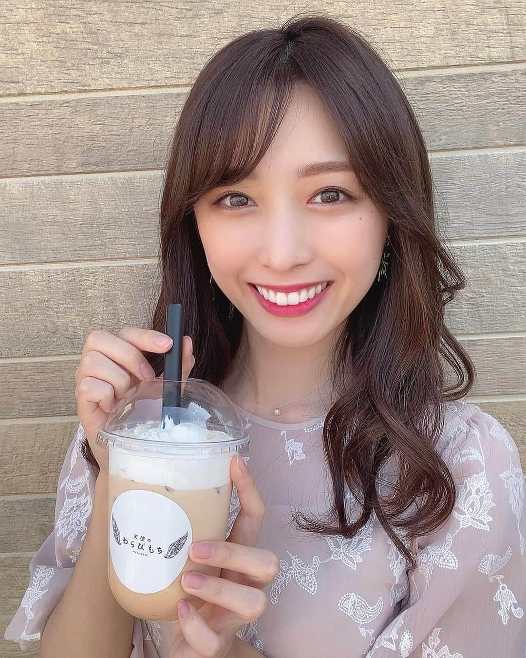 のインスタグラム：「下北沢にある「 #天使のわらびもち 」の﻿ わらび餅ドリンクとわらび餅﻿ ﻿ わらび餅はもちもちのイメージがあったけど、﻿ ここのは口に入れた瞬間とろけてびっくり❣️﻿ 今まで食べてきたわらび餅の概念が﻿ ひっくり返ったぐらい美味しかった〜〜😳😳﻿ ﻿ わらび餅好きな人もそうじゃない人にも﻿ 食べてみて欲しいです！！﻿ _________________________﻿ 「依田奈波の投稿をみたよ！」と伝えた方は、﻿ わらび餅ドリンク一杯買うと﻿ 【もう一杯無料】でもらえるみたいです🤩﻿ _________________________﻿ ﻿ ぜひ行ってみてください﻿ とろけ具合に感動します…！！！﻿ リピート決定です笑﻿ ﻿ #下北沢グルメ #下北沢デザート #わらび餅 #飲むわらび餅」