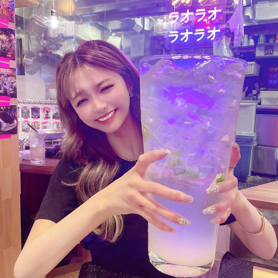あやちゃんさんのインスタグラム写真 - (あやちゃんInstagram)「ねえみてよこれ🤣🤣🤣 スカイツリージョッキ🤣✨ これバカ重いし度数わりとあったわ(  ｰ̀֊ｰ́ )‪✌︎ 酒豪魂見せつけたぜ😉 私と酒豪女子会しよーぜ🍻💗笑 ※緊急事態宣言前です #ラオラオ #タイ屋台ラオラオ #恵比寿グルメ #恵比寿カフェ #恵比寿ディナー #恵比寿バー #東京カフェ #東京グルメ #東京グルメ #タイ料理 #酒豪 #ジョッキ #デカ盛り #出世サワー #お酒好きな人と繋がりたい #お酒好き女子 #酒しか勝たん #恵比寿 #東京  #japanesefood #japanesegirl」5月2日 21時19分 - aya.you.love.r