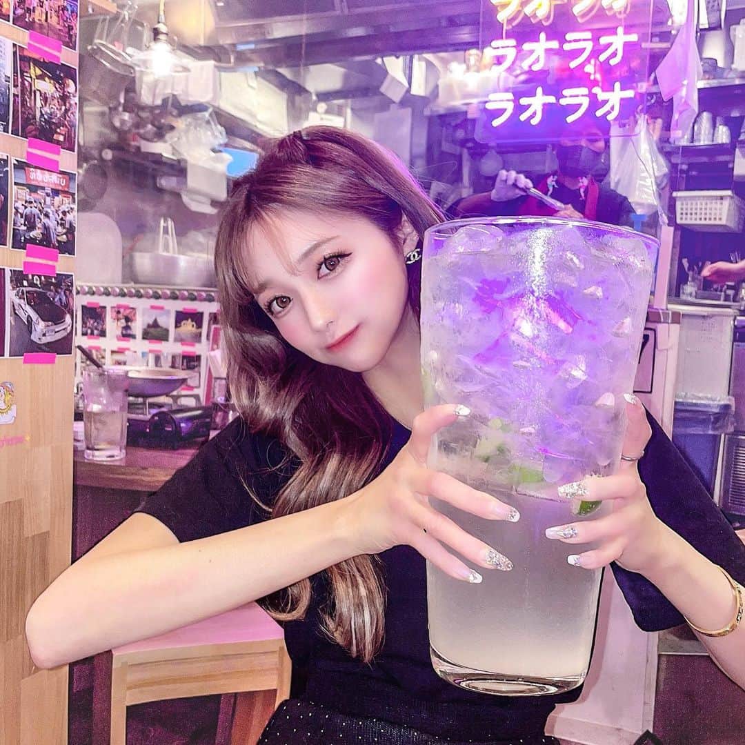 あやちゃんさんのインスタグラム写真 - (あやちゃんInstagram)「ねえみてよこれ🤣🤣🤣 スカイツリージョッキ🤣✨ これバカ重いし度数わりとあったわ(  ｰ̀֊ｰ́ )‪✌︎ 酒豪魂見せつけたぜ😉 私と酒豪女子会しよーぜ🍻💗笑 ※緊急事態宣言前です #ラオラオ #タイ屋台ラオラオ #恵比寿グルメ #恵比寿カフェ #恵比寿ディナー #恵比寿バー #東京カフェ #東京グルメ #東京グルメ #タイ料理 #酒豪 #ジョッキ #デカ盛り #出世サワー #お酒好きな人と繋がりたい #お酒好き女子 #酒しか勝たん #恵比寿 #東京  #japanesefood #japanesegirl」5月2日 21時19分 - aya.you.love.r