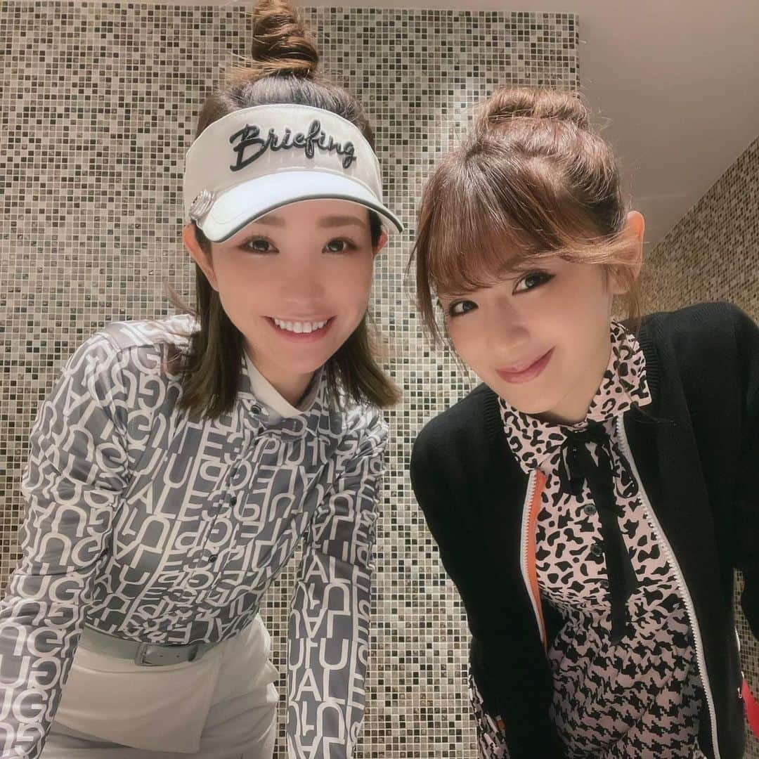 金山睦さんのインスタグラム写真 - (金山睦Instagram)「先日のゴルフトゥデイのバーディーズカップ⛳️🏌️‍♀️ 提供していただいているテーラーメイドさんのボールを持って☺️🤳 まだまだ下手くそだけど、ベストスコアちょっとだけ更新しました🙈✌️  こちらのボールは、 4月にテーラーメイドさんからNewTP5/TP5Xが発売されたものです！ 今なら契約プロの顔イラストシールが付いてくるそうです。  #ゴルフトゥデイ　#イメージガール　#ゴルフ　#ゴルフ女子　#golftoday #バーディーズ　#バーディーズカップ　#gtb #ボールもテーラーメイド #taylormade #テーラーメイド #TP5 #TP5X」5月2日 21時28分 - kanayama_chika