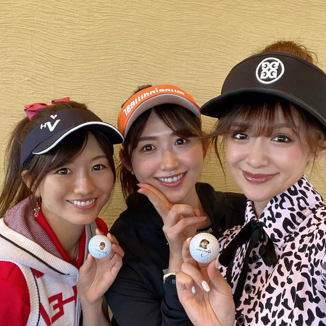 金山睦さんのインスタグラム写真 - (金山睦Instagram)「先日のゴルフトゥデイのバーディーズカップ⛳️🏌️‍♀️ 提供していただいているテーラーメイドさんのボールを持って☺️🤳 まだまだ下手くそだけど、ベストスコアちょっとだけ更新しました🙈✌️  こちらのボールは、 4月にテーラーメイドさんからNewTP5/TP5Xが発売されたものです！ 今なら契約プロの顔イラストシールが付いてくるそうです。  #ゴルフトゥデイ　#イメージガール　#ゴルフ　#ゴルフ女子　#golftoday #バーディーズ　#バーディーズカップ　#gtb #ボールもテーラーメイド #taylormade #テーラーメイド #TP5 #TP5X」5月2日 21時28分 - kanayama_chika