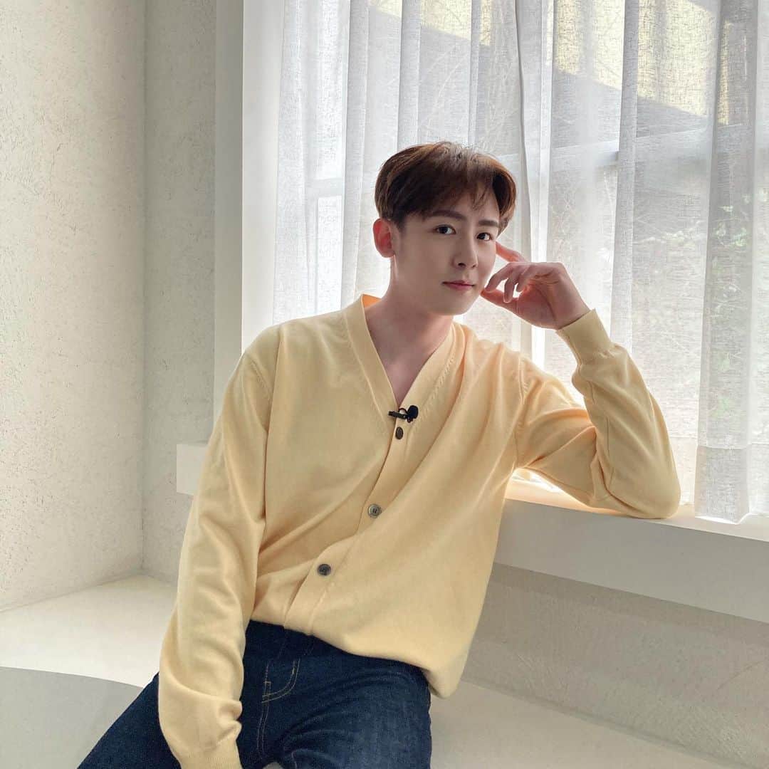 のインスタグラム：「드디어 기다렸쿤 끝! 💐 정말 오래 기다린 쿤 왕자님 그리고 핫티스트🐨❤  #이제우리 #꽃길만걸어요 #💗❤💚💙💛💜 #레투스타그램」