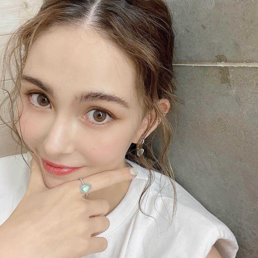 ハンナ・クインリヴァンのインスタグラム：「Serpent Bohème新的顏色 💙 #Boucheron #quinlivan」