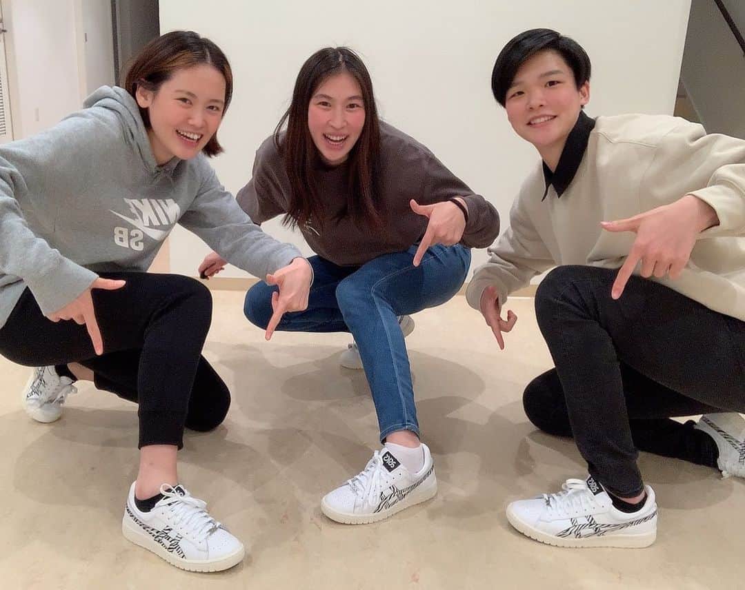 赤穂ひまわりのインスタグラム：「シュウ、4年間ありがとう！そしてお疲れ様！ キャン、7年間ありがとう！戦うの楽しみにしてます😁 3人揃って何かするってことが全くと言っていいほどなかったけど、全然仲は悪くなくて、すごく心地のいい距離感でした。笑笑 でも、初めて3人でご飯行って、もっと一緒にご飯とか行っておけばよかったなと少し後悔したので、また行きたいです🍚 サプライズも成功してすごい喜んでもらえてよかった✨ 2人とも本当にありがとう！ #デンソーアイリス#同期 #3人の写真がない#記録よりも記憶笑」