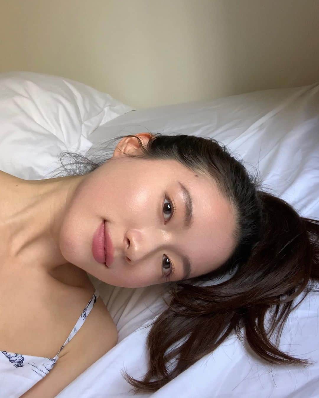 吉竹美聡のインスタグラム：「最近はメイクもピンクが好き🍑 今日は @rihka_official のアイポリッシュと @uneven_jp のマルチスティックで Pink  Makeup🪄🎀」