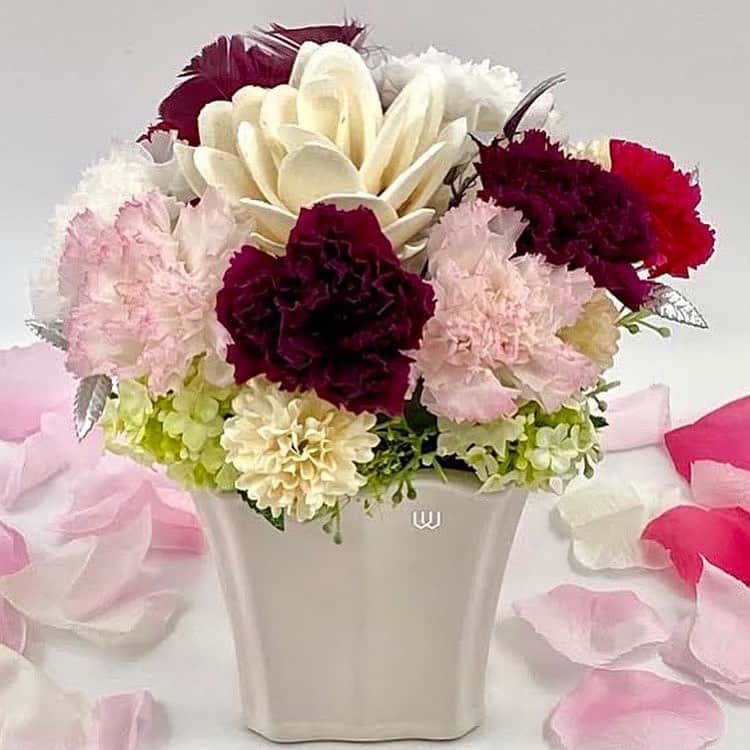 白石小百合さんのインスタグラム写真 - (白石小百合Instagram)「来週日曜日は母の日🌹  どこからみても美しいコロンとしたフォルムが気に入ってます  お花と香りをプレゼント、いかがですか？☺️  @whitte_official ←オフィシャルアカウントからインスタライブなどを行いますのでぜひぜひフォローを…！🙏 ・・・ . Whitte Mother's Day 2021   Fragrance Flower "Number 11"  中央の大輪ソラローズを引き立てるかのように カーネーションが11本、ふわりと鮮やかに彩ります。  「１１」の数字が意味する言葉とは？！  カーネーションそれぞれの色の意味とは？  ぜひぜひ、ホームページをご覧ください！  #フレグランスフラワー #母の日プレゼント #母の日 #プレゼント #お花 #お花が好き #お花が好きな人と繋がりたい #フラワー #ドライフラワー #ブリザーブドフラワー #お花のある暮らし #フラワーアレンジメント  #fragranceflower #flowers #flowerpresent #mothersday」5月2日 21時47分 - sayurishirais