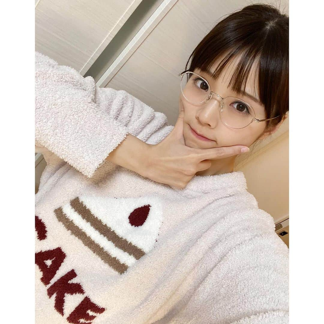 川村那月さんのインスタグラム写真 - (川村那月Instagram)「お家スタイル🥸👍  実は地味〜に視力が悪いです。  朝起きて視力が良くなっていたら、どんなに気持ちが良いのでしょうか…🥺☀️  視力が良い方羨ましいな〜！！！！  #川村那月 #眼鏡女子 #目が悪い #ご飯ですよの眼鏡 #JINS #レーシックはちょっと怖い #iPhoneカメラ #ジェラピケ #ケーキかわいい #髪も染めて来ました #YouTube早く始めたいです #明日も皆さんに幸あれ」5月2日 22時03分 - kawamura_natsuki317