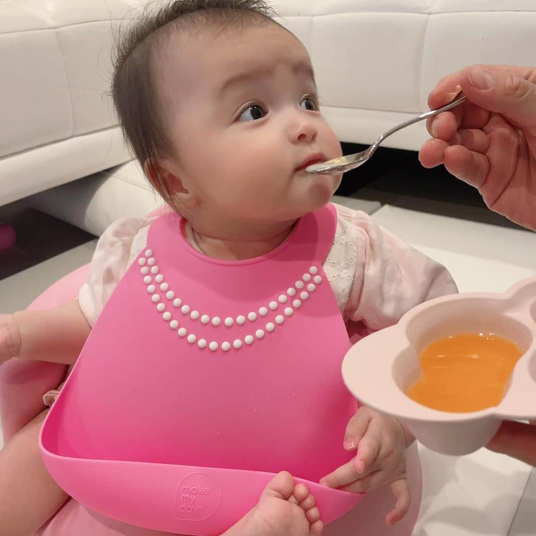アレクサンダーのインスタグラム：「可愛いのもう一枚❤️ エプロンは嫌がってすぐ外しました  #離乳食初期  #女の子」