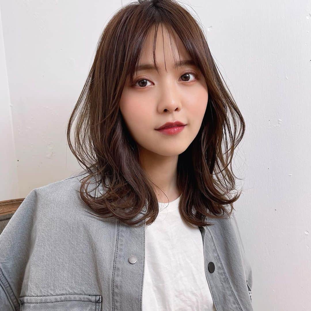 及川天和さんのインスタグラム写真 - (及川天和Instagram)「あなたにあったベストヘアスタイルしませんか？スワイプ→→→動画も　#保存してご提示ください！  隠しレイヤーで巻きやすく！  お洒落見え&スタイル長もちに☺️  ふわっとした似合わせ顔まわりのニュアンスはお任せください‼️  表面と顔まわりにさり気なく入れたレイヤーには、四角く見えやすい骨格をカバーする効果が。  くびれラインに、毛先や前髪のシースルーにニュアンスをつけて🙆‍♂️  バランスも今っぽさ満点にしましょう✨」5月2日 22時12分 - tenhouo