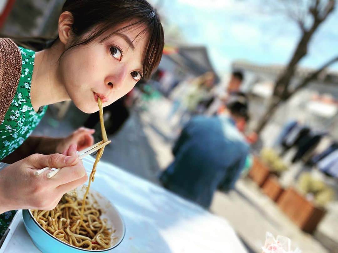 のインスタグラム：「【劳动节快乐＆ラジオ出演します🙋🏻‍♀️】　 5/1〜5/5は中国でも「労働節」という大型連休です🙌🏻　 我が家は夫の仕事の都合で北京を離れられないため、 市内をぶらりぶらり👣👣👣 晴天にカラリとした空気、この時季のこの街は最高だ〜😊　  そんな連休の中日に、ラジオに出演することになりました📻✨ AIR-G' FM北海道で 月〜木、お昼12時から放送中の「Be My Radio」に、 北京から生中継で出演させていただきます😁　 しかも、回線状況次第ですが、 インスタライブをそのままオンエアに乗せるという試みが！！！　 は〜今はそんなことも出来るのですねぇ…😲！！  14時頃からの出演予定です。 こういう状況ですが、 少しでも旅行気分を味わってもらえたら嬉しいです🇨🇳🐼✨　 北京の面白さ、伝えられたら嬉しいなぁ☺️ 　 @airg_fm  @anoyosuke  よろしくお願いします✨　 　 回線が安定しますように…しますように…🙏🏻🙏🏻🙏🏻 　 #北京生活  #beijinglife  #胡同  #炸酱面  #fm北海道  #airg  #アナウンサー  #石沢綾子」