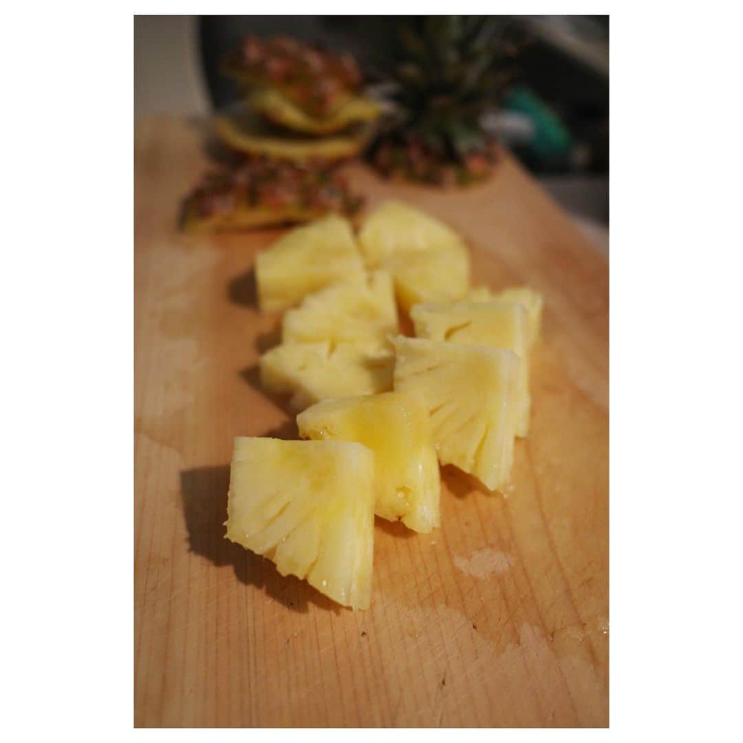 高垣麗子さんのインスタグラム写真 - (高垣麗子Instagram)「・ ・ ・  おはようございます🍍  そのまま楽しんで残りはヨーグルトに加えて✨ 朝から果汁たっぷりなパイナップルに幸せもらう✨😋 トロピカルな香りに早くも夏気分だ✨  今日も陽射しが強いのかな？ 昨年のGWは、うっかり日焼けしちゃったから今年は気をつけないと😅  ・ ・ #pineapple  #🍍」5月3日 7時53分 - reikotakagaki