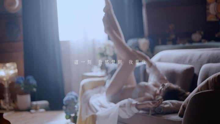謝琦琦（Kiki）のインスタグラム：「：那個是你？ ：對啊 ：怎麼不太一樣 ：你說哪個部分⋯  化妝師說 @modemarie_tw 拍完我可以死而無憾了😂」