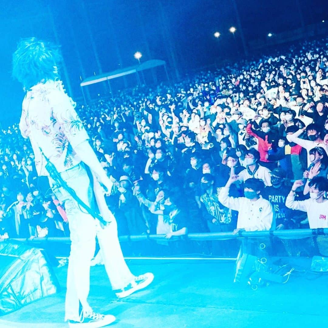 磯部寛之のインスタグラム：「Thank you JAPAN JAM 2021 for an awesome night! Difficult times but let’s get through this. See you all soon. Hiro JAPAN JAM 2021、最高の夜をありがとう！まだ色々と難しいご時世ですが、乗り越えましょう。そしてまた近々お会いしましょう。ひろ #alexandros #japanjam2021 #結構 #寒くて #風 #も #強かった #けど #やっぱり #良い #ね #楽しかった」