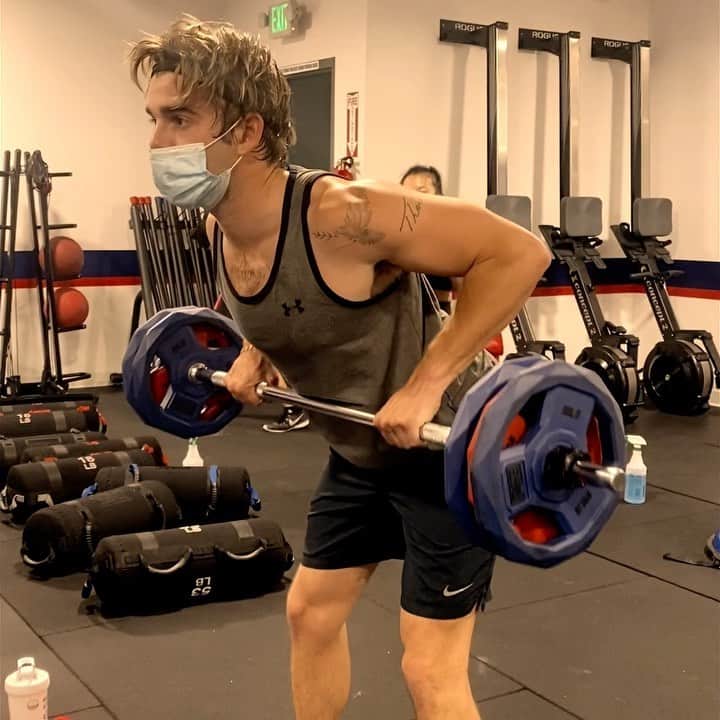 ジャック・グリフォーのインスタグラム：「Send it up !!! Big shouts to my F45 family for keeping me motivated. Working up a sweat daily is so important for a healthy lifestyle. And it’s a lot easier with community, so grab a friend today and get active!!! Word uppp💪🏼😤✊🏼😚@f45_training」