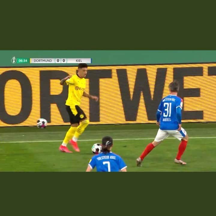 ジェイドン・サンチョのインスタグラム：「🤭」