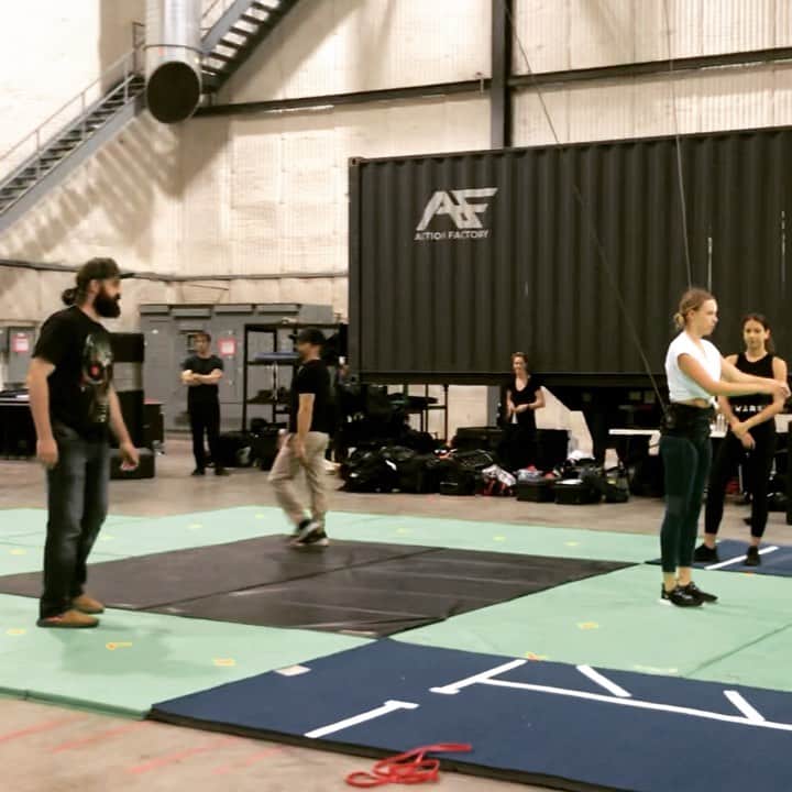 グレイシー・ドジーニーのインスタグラム：「Flipping out!!!! We are less than a week away from #JupitersLegacy on @netflixgeeked 🦸🏼‍♀️ #throwback to my first day in the harness with @afstunts」