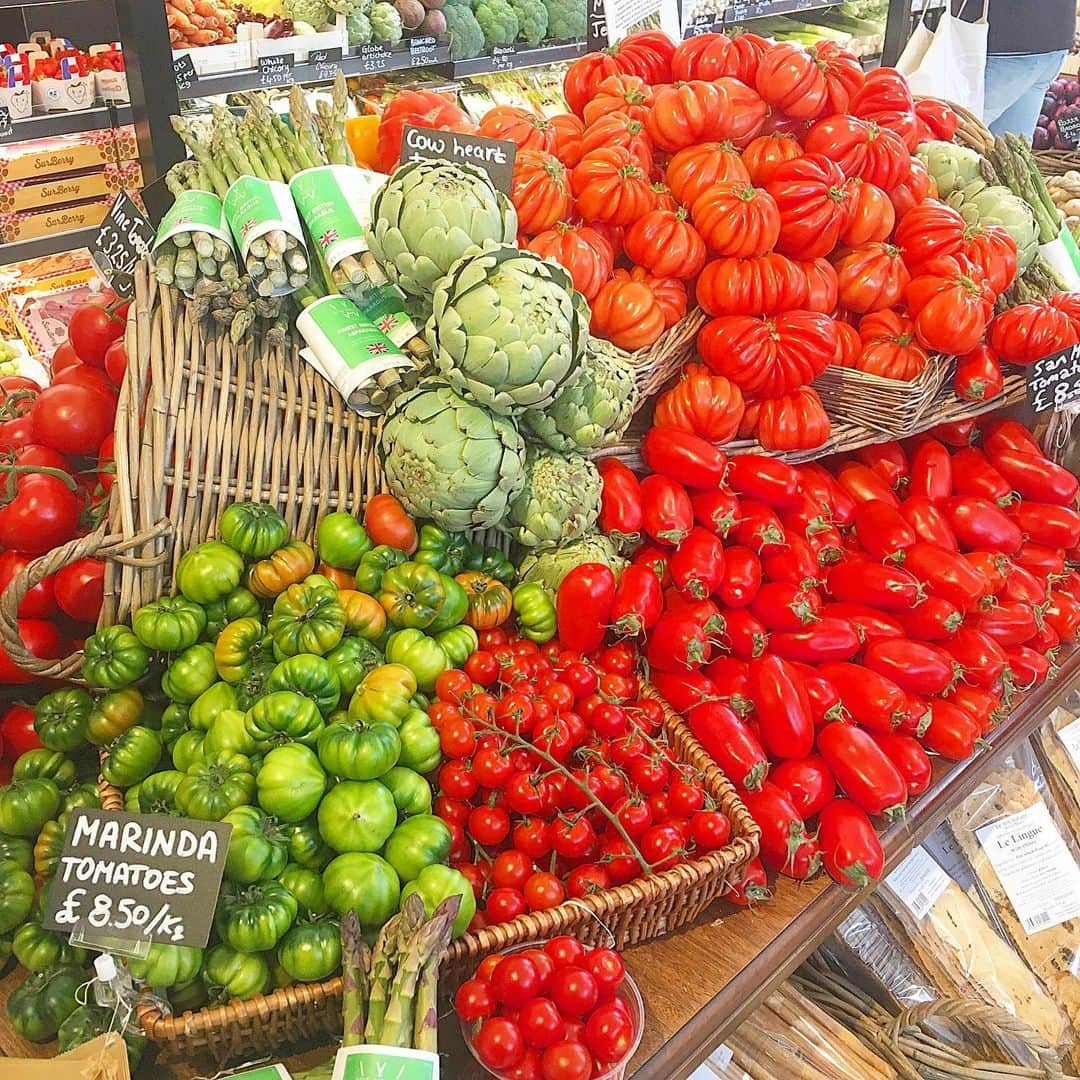 渡辺枝里子さんのインスタグラム写真 - (渡辺枝里子Instagram)「【Merinda Tomatoes👀🍅🇬🇧】  可愛いスーパーを見つけて入ってみたら  変わったトマトがあったのでシェア👀🍅✨  お店でのトマト表記はMARINDAになってるけれど、 調べたらMERINDAが正解っぽい🧐  見るからに固そうで甘くなさそうだったので購入をやめてみたものの…  身は固めで種の部分が少なく、 味が濃くて甘いくて美味しいらしい😲✨  産地がシチリア産と見て、美味しいことに納得。(イメージだけど😂)  次回買ってみよーっと♪  ちなみに店内はチーズやパスタなんかも売っていて、とても良かったのでこれからは通るたびに立ち寄っちゃいそうです😊😊 * * * * * #london #uk #supermarket  #merindatomatoes #londonfood #londonphotography  #ロンドン　#イギリス　#スーパーマーケット　#メリンダトマト #ロンドン日記　#海外　#海外生活　#ロンドンライフ　#渡辺枝里子」5月3日 6時43分 - eriko_watanabe_21