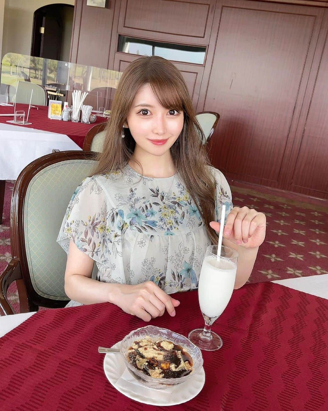 のインスタグラム：「. ラウンド後のデザートシリーズ🍡💖 今回は和スイーツ✨ . わらび餅を食べたよ💛 きなこたっぷり！黒蜜もたっぷり！ わらび餅って美味しいよね🥺 もちもちむぎゅむぎゅってかんじ🥺笑 . 2枚目はガンつけてる🤣 怒ってる風だよ🤣 1枚目とのギャップね🤣怖く見えるかな？？😎👊 . 今日は、朝はGLIVEにお付き合いいただき、夕方は突然のインスタライブにお付き合いいただき☺️ 見てくださった方ありがとうございました❤️ . #ゴルフ女子#ゴルフ初心者#ゴルフ#ゴルフ好き#ゴルフ好きな人と繋がりたい#ごるふ女子#ゴルフコーデ#ゴルフウェア#わらび餅#スイーツ#和スイーツ#redvalentino#golf#golfstagram#golfgirl#golflife#sweets」